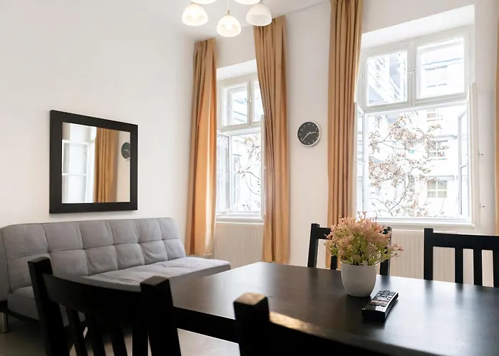 2 Pleasant Flats Prime Location, Perfect For Short Term *