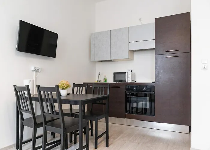 2 Pleasant Flats Prime Location, Perfect For Short Term