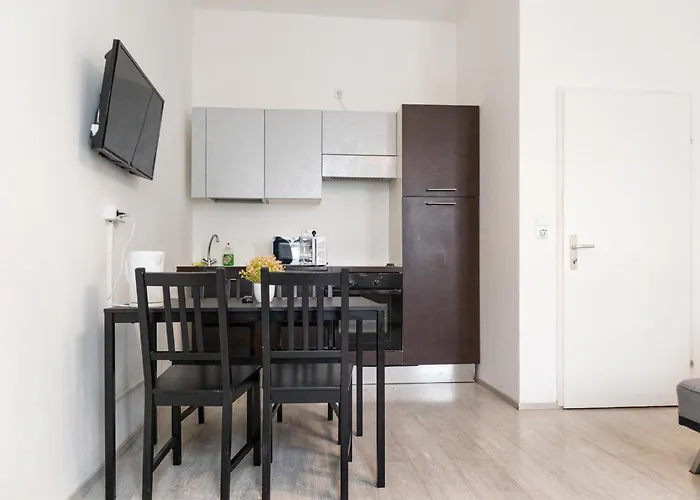 2 Pleasant Flats Prime Location, Perfect For Short Term דירה וינה