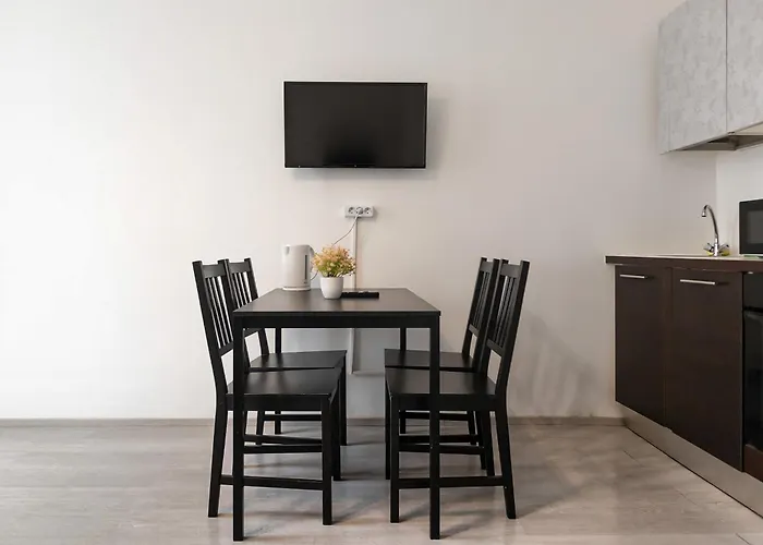 2 Pleasant Flats Prime Location, Perfect For Short Term *