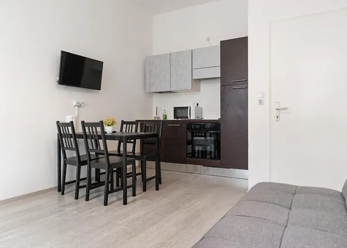 2 Pleasant Flats Prime Location, Perfect For Short Term דירה *