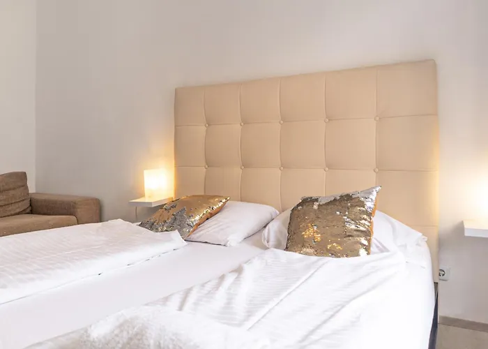 2 Pleasant Flats Prime Location, Perfect For Short Term * וינה