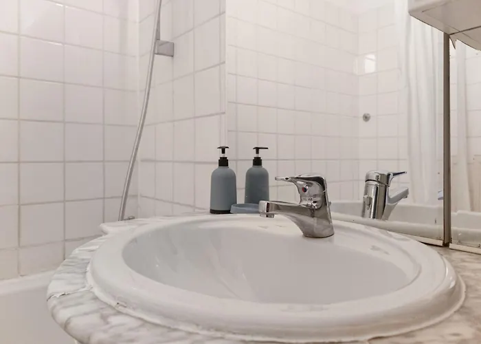 2 Pleasant Flats Prime Location, Perfect For Short Term *