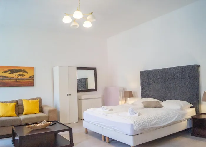 2 Pleasant Flats Prime Location, Perfect For Short Term * וינה