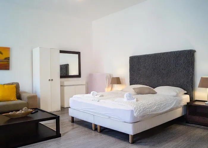 2 Pleasant Flats Prime Location, Perfect For Short Term דירה *