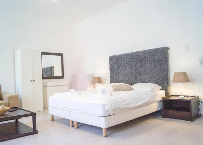 2 Pleasant Flats Prime Location, Perfect For Short Term