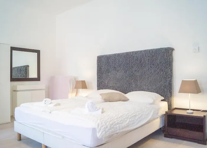 2 Pleasant Flats Prime Location, Perfect For Short Term דירה וינה