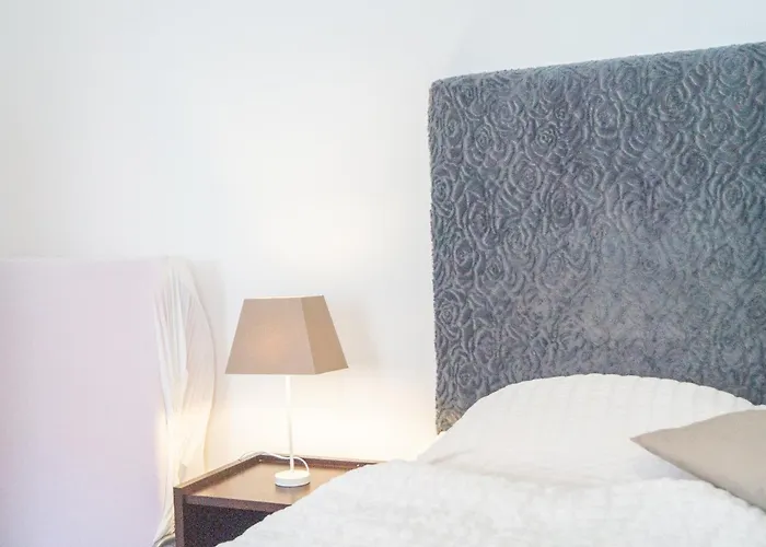 2 Pleasant Flats Prime Location, Perfect For Short Term * וינה