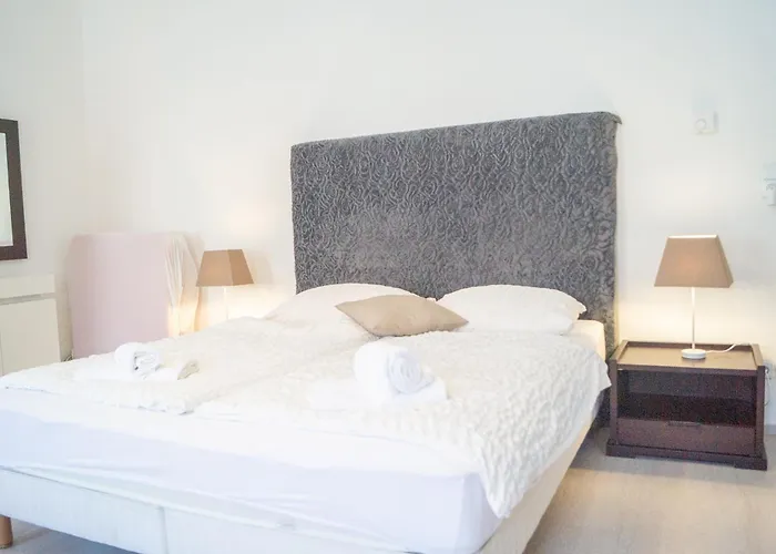 2 Pleasant Flats Prime Location, Perfect For Short Term