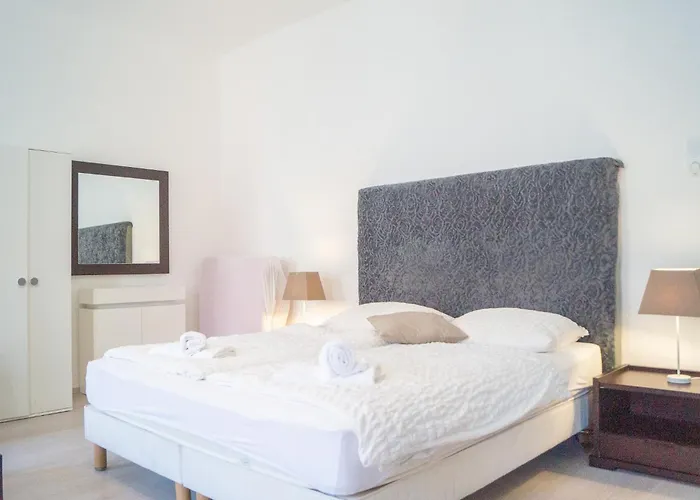 2 Pleasant Flats Prime Location, Perfect For Short Term דירה