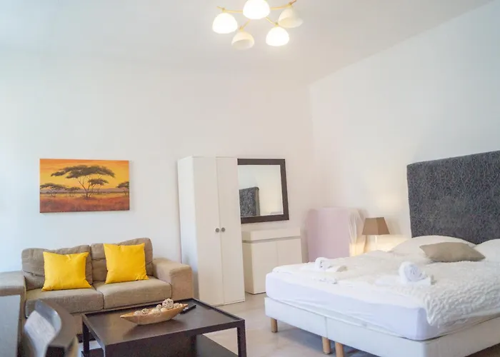 2 Pleasant Flats Prime Location, Perfect For Short Term דירה *