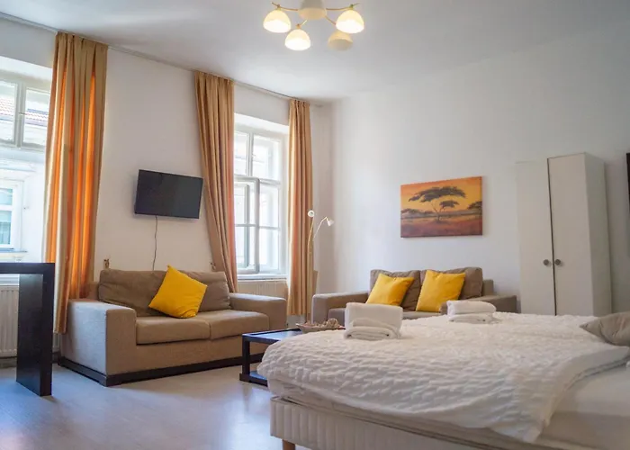 2 Pleasant Flats Prime Location, Perfect For Short Term * וינה