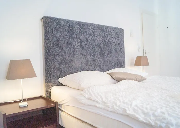 2 Pleasant Flats Prime Location, Perfect For Short Term דירה