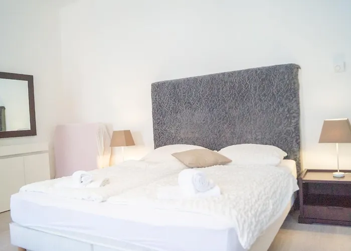 2 Pleasant Flats Prime Location, Perfect For Short Term דירה *